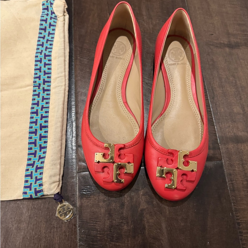 Tory Burch Coral Flats with Gold Logo LIKE NEW 6.5